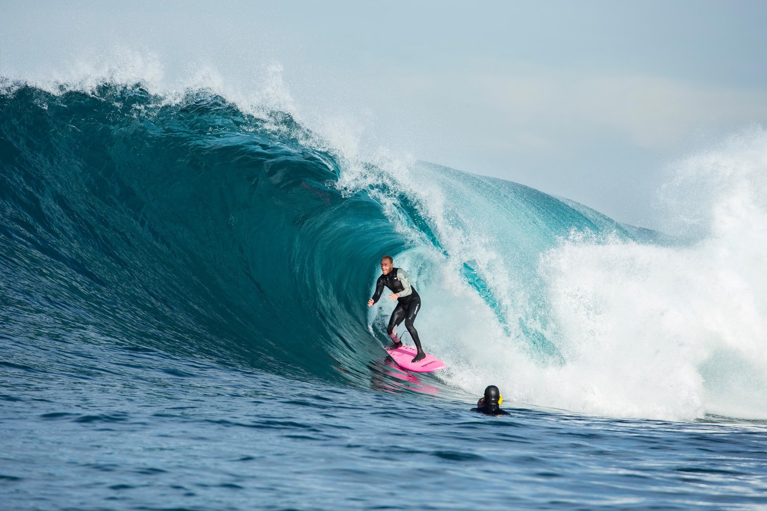 mark-mathews-cape-fear-dentro-del-tubo-con-un-techo-azul