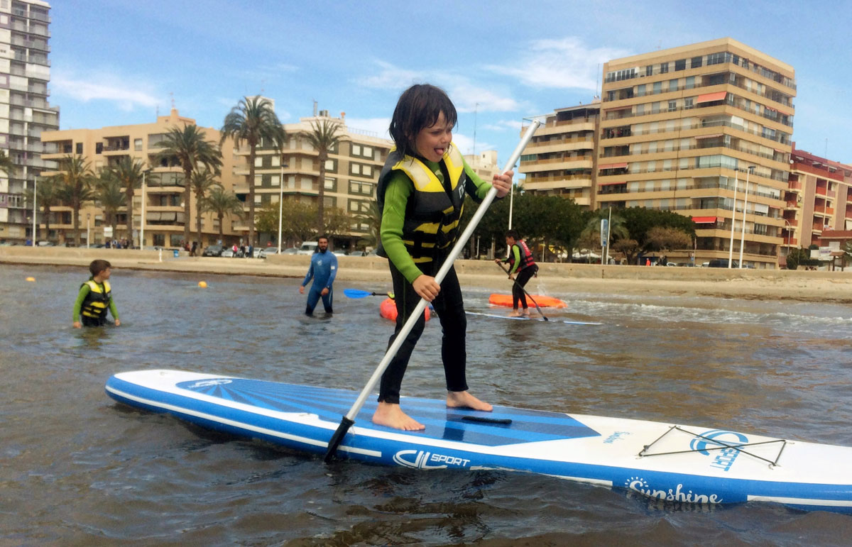 paddlesurf-niños-actividad-escuela-de-verano-be-watersports