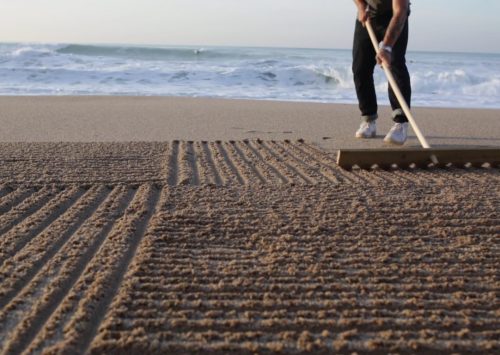 PATRONES GEOMÉTRICOS EN LA ARENA DE UNA PLAYA