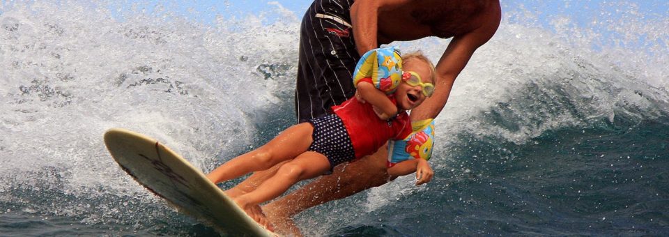 PRACTICAR SURF EN FAMILIA