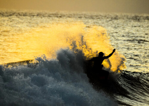 “Una buena foto de surf es un poema azul escrito con espuma y velocidad”