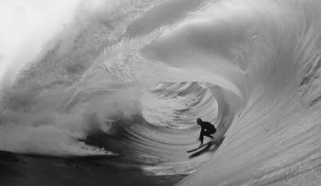 Russell Bierke surfista de olas grandes