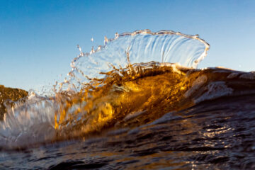 “Las olas no solo rompen en el mar, también revelan colores que la magia de la fotografía sabe atrapar”