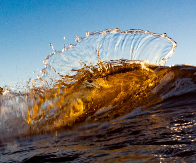 “Las olas no solo rompen en el mar, también revelan colores que la magia de la fotografía sabe atrapar”