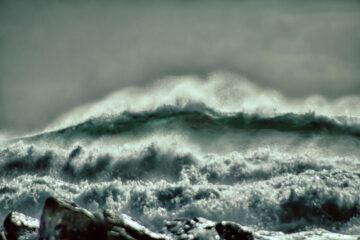 “En el temporal, el mar deja de ser paisaje y se convierte en fuerza”