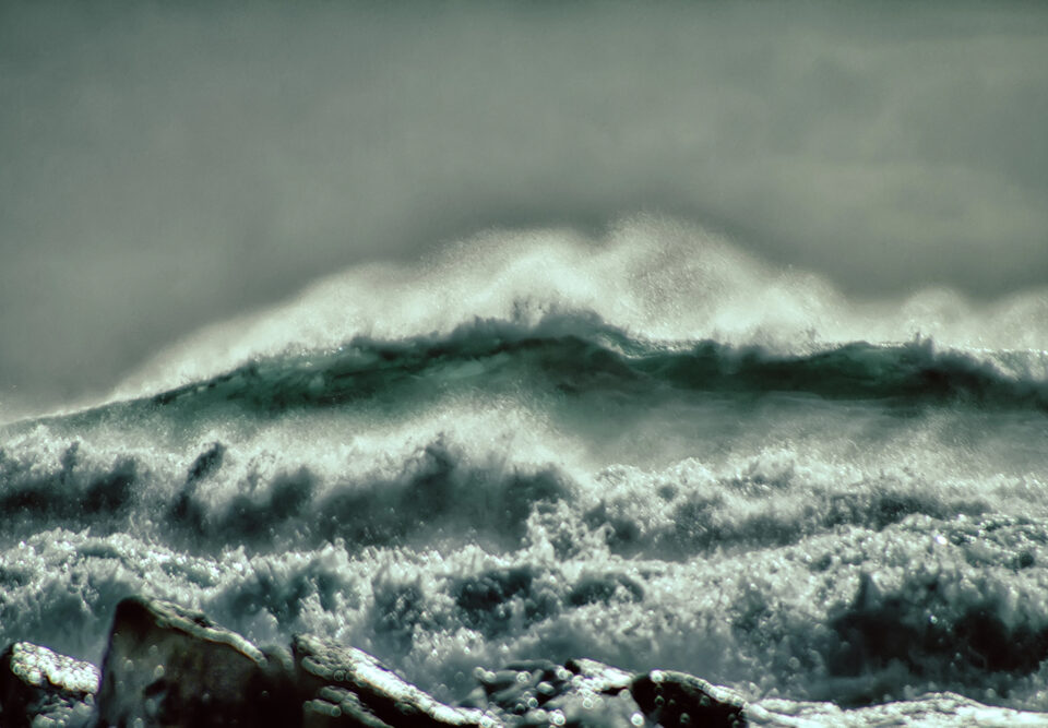 “En el temporal, el mar deja de ser paisaje y se convierte en fuerza”