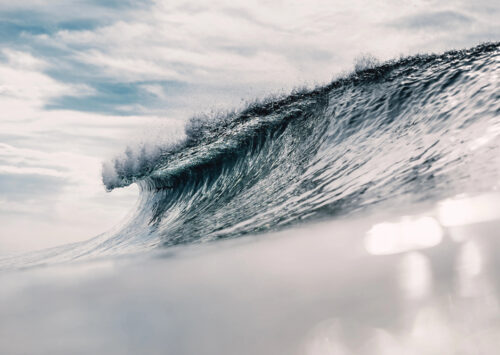 “Surcar olas al amanecer es conversar en silencio con el universo, y aprender a esperar con el alma en calma”