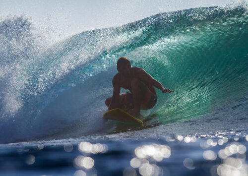 “Antes de que el mundo despierte, el surfista ya está en el agua, aprendiendo del mar, la paciencia y la constancia”