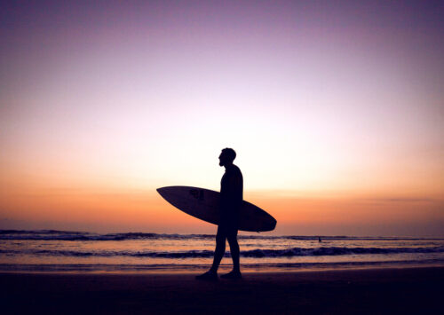 4 DESTINOS DE SURF MÍTICOS PARA COGER OLAS