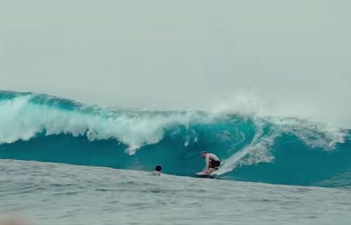 Surf solo en un arrecife seco de Mentawai