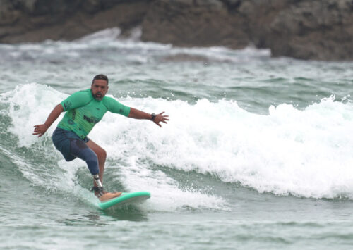 El surf adaptado hace historia en Pantín con récord de participación