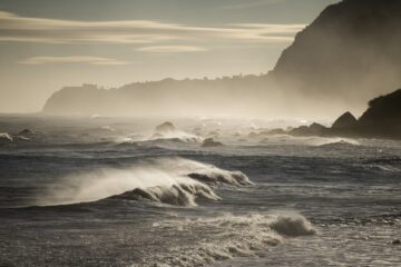 “Entre espuma, viento y movimiento, el océano encuentra siempre una manera distinta de sorprendernos”