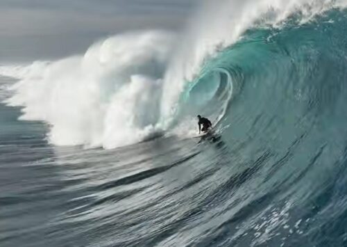 Cloudbreak, la leyenda de las olas grandes a través de 25 años de imágenes históricas