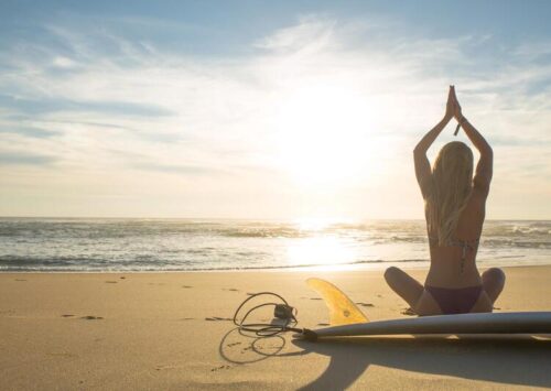 Yoga para surfistas: una espalda fuerte también se entrena fuera del agua